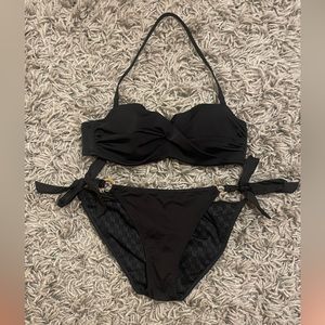 victoria secret swimsuit the top size is 32b and the bottoms are small